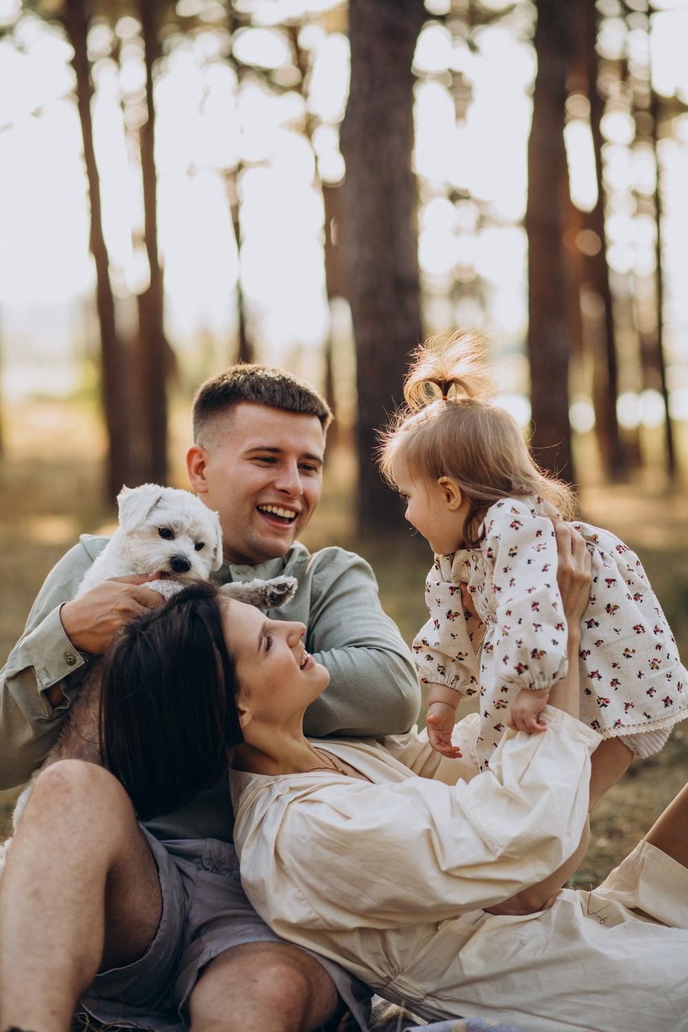 Una familia jugando al aire libre